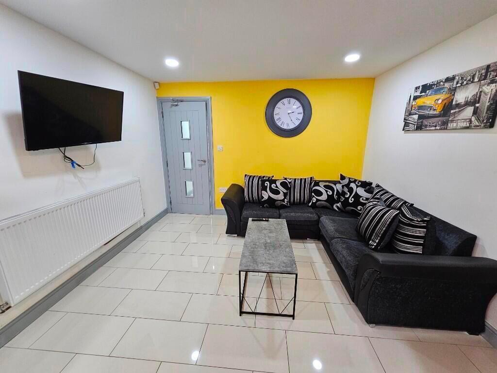 6 bed Semi Detached for rent in Birmingham. From Prestige Properties - Birmingham