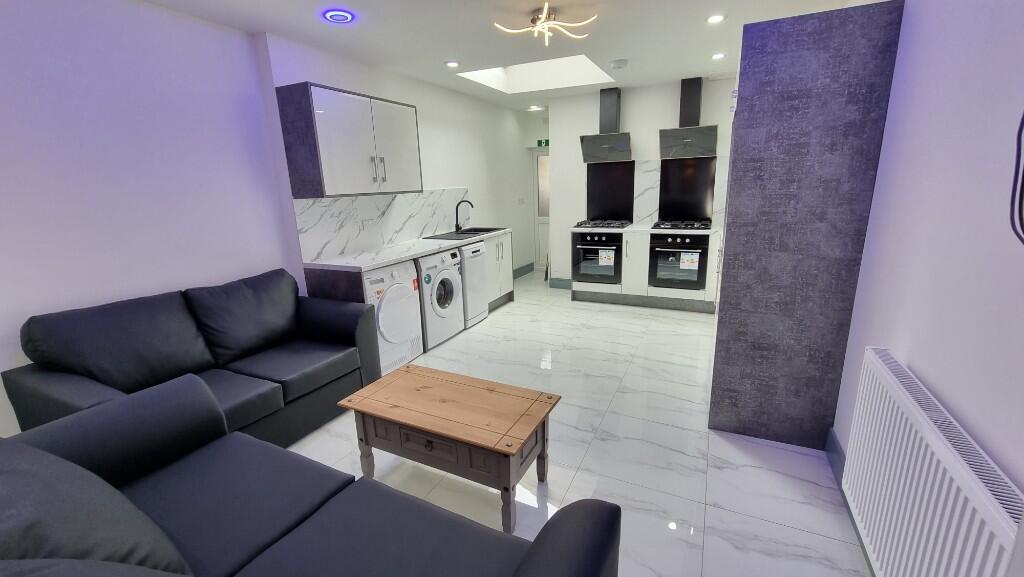 6 bed Mid Terraced House for rent in Birmingham. From Prestige Properties - Birmingham