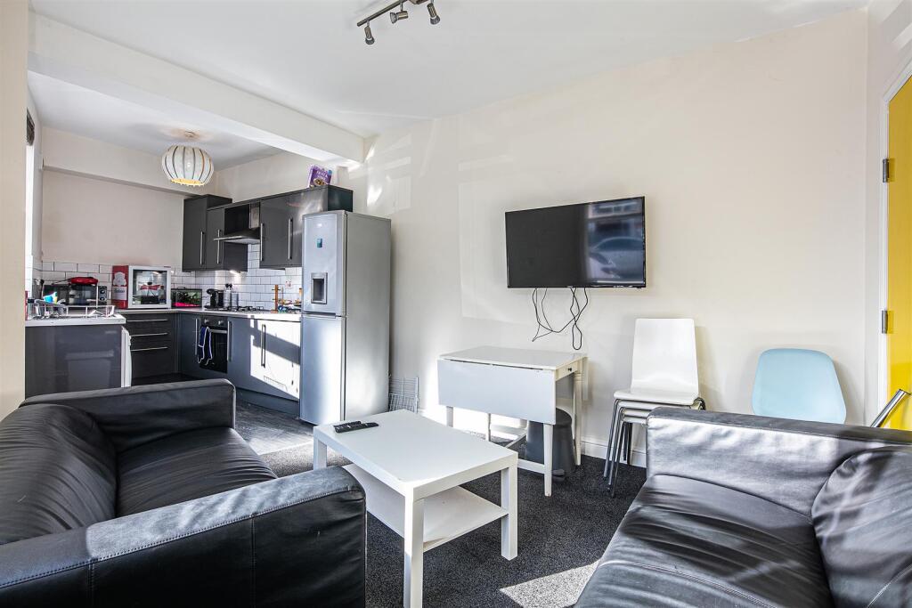 4 bed Detached for rent in Sheffield. From Spencer The Estate Agent - Sheffield