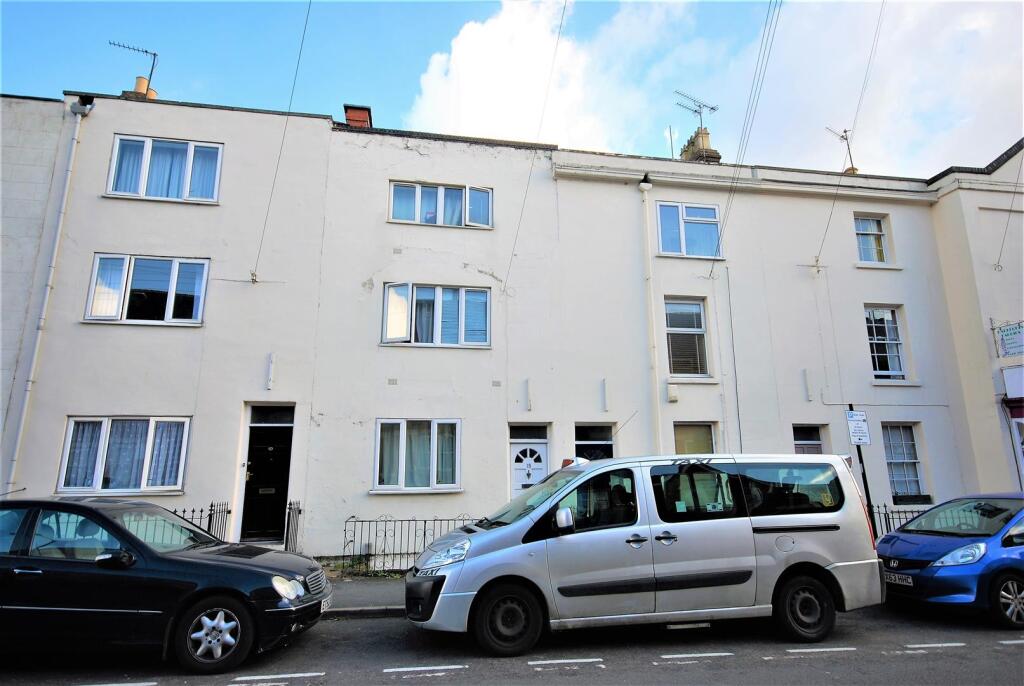 5 bed Detached for rent in Royal Leamington Spa. From Handles Property - Leamington