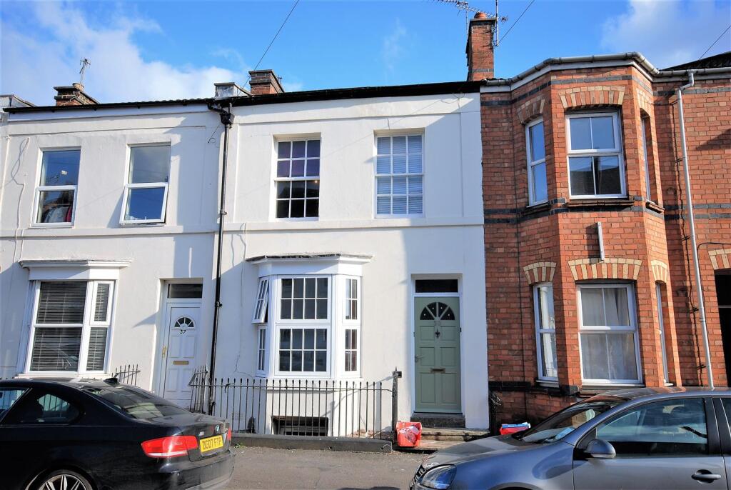 5 bed 1st Floor Flat for rent in Whitnash. From Handles Property - Leamington