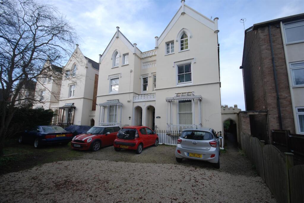 5 bed 1st Floor Flat for rent in Whitnash. From Handles Property - Leamington