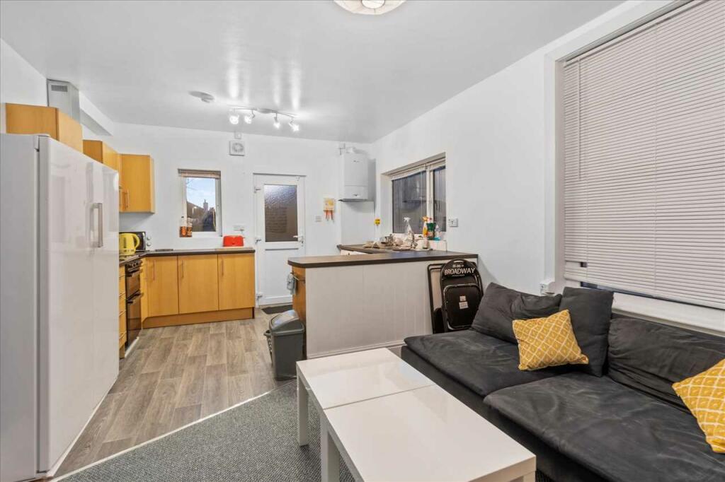 5 bed Mid Terraced House for rent in Plymouth. From Student Choice Plymouth - Plymouth