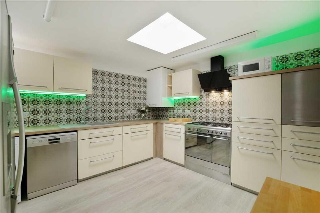 5 bed Mid Terraced House for rent in Plymouth. From Student Choice Plymouth - Plymouth 5 bed Mid Terraced House for rent in Plymouth. From Student Choice Plymouth - Plymouth