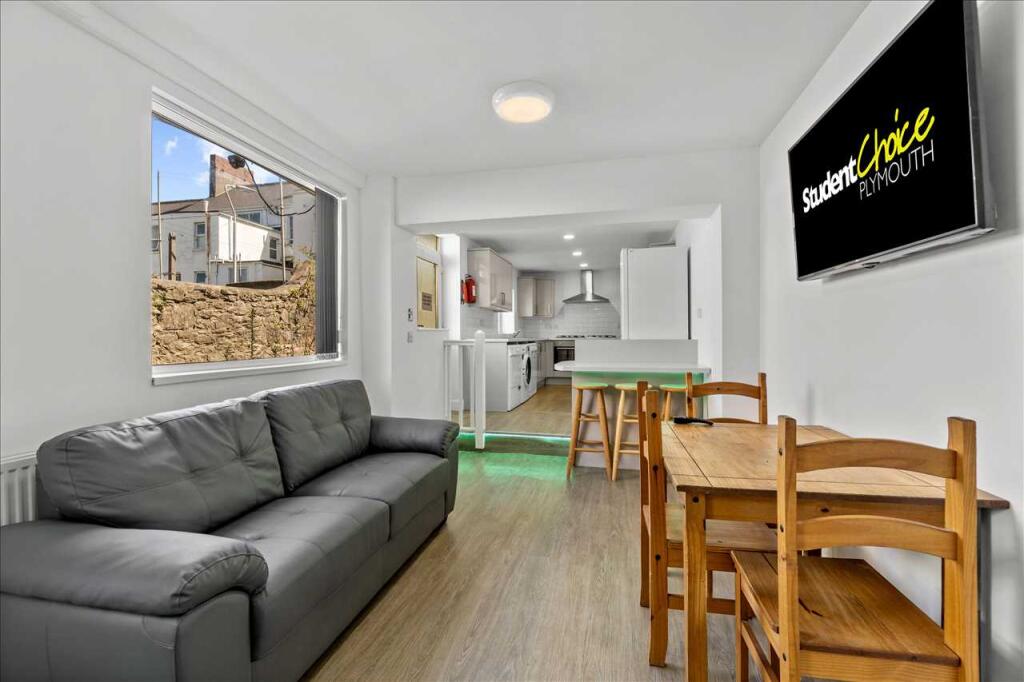 8 bed Mid Terraced House for rent in Plymouth. From Student Choice Plymouth - Plymouth