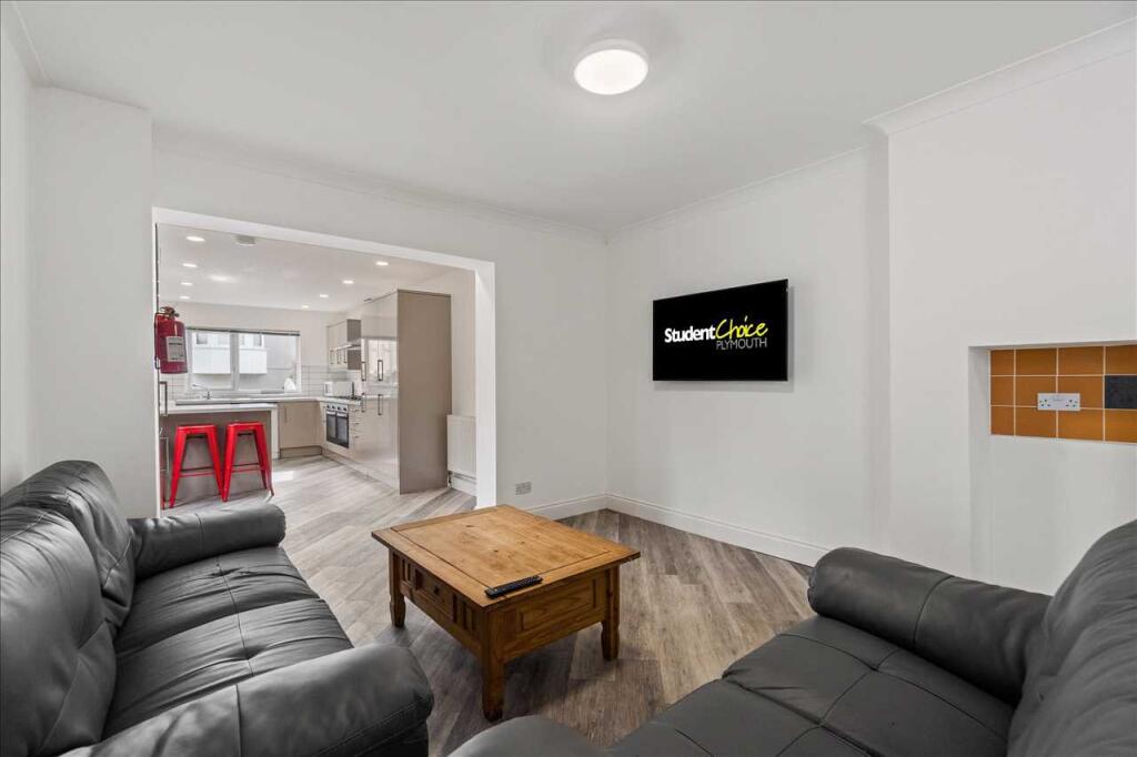 8 bed Mid Terraced House for rent in Plymouth. From Student Choice Plymouth - Plymouth