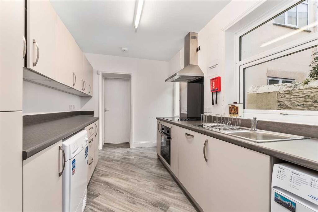 5 bed Mid Terraced House for rent in Plymouth. From Student Choice Plymouth - Plymouth