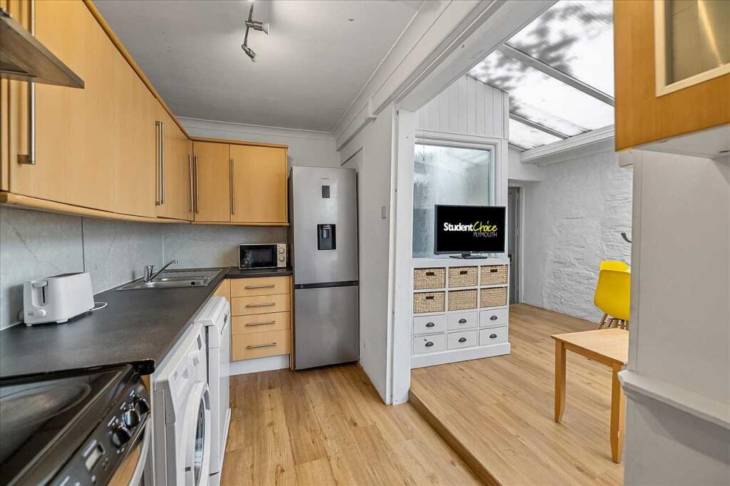 4 bed Mid Terraced House for rent in Plymouth. From Student Choice Plymouth - Plymouth