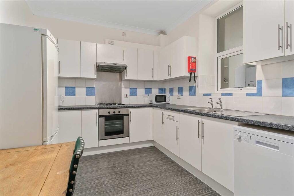 5 bed Mid Terraced House for rent in Plymouth. From Student Choice Plymouth - Plymouth