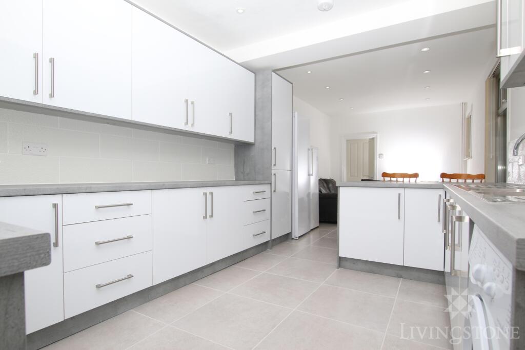5 bed Mid Terraced House for rent in Stoughton. From Livingstone Property Ltd - Leicester