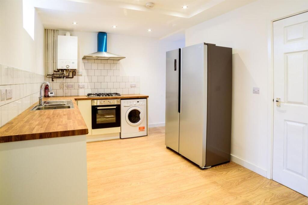 7 bed Detached for rent in Beeston. From PURPLE FROG ASSET MANAGEMENT LIMITED - Nottingham