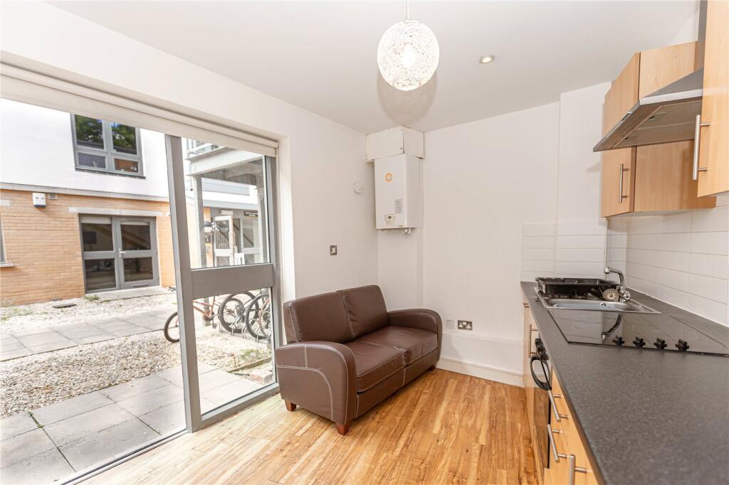 2 bed Apartment for rent in Bristol. From CJ Hole - Bishopston