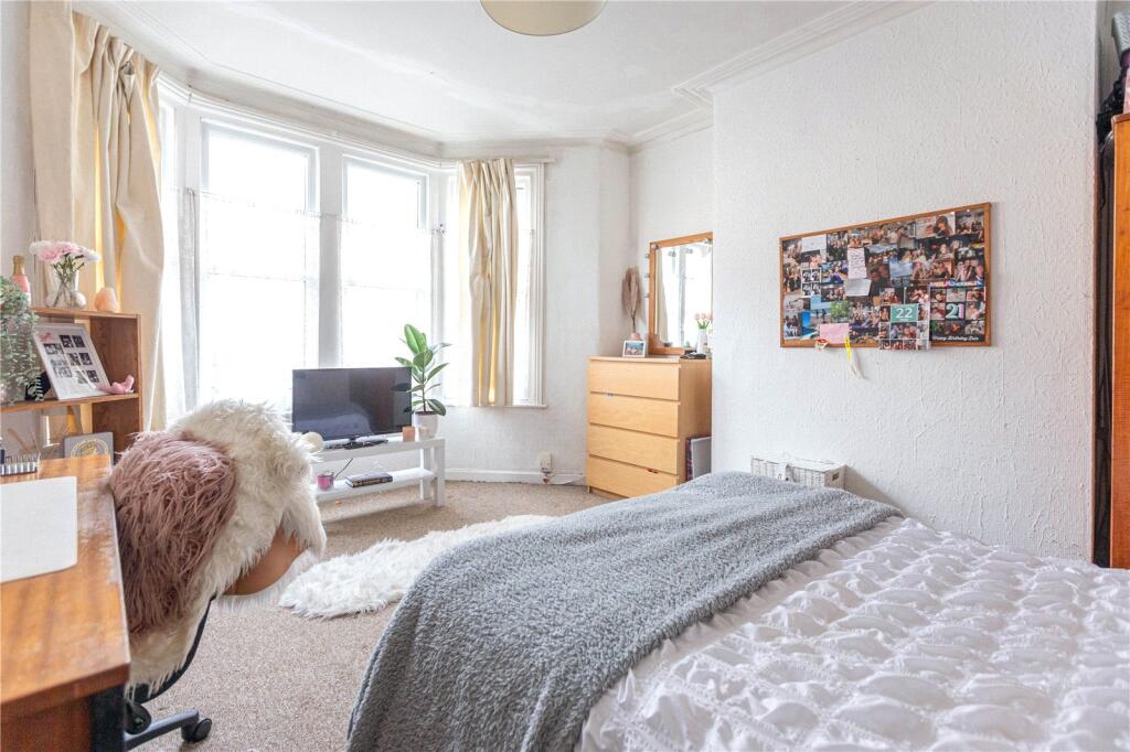 5 bed Mid Terraced House for rent in Bristol. From CJ Hole - Bishopston