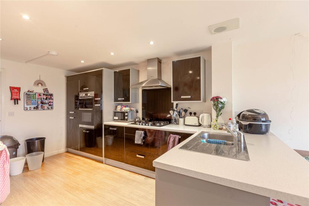 4 bed End of Terrace for rent in Bristol. From CJ Hole - Bishopston