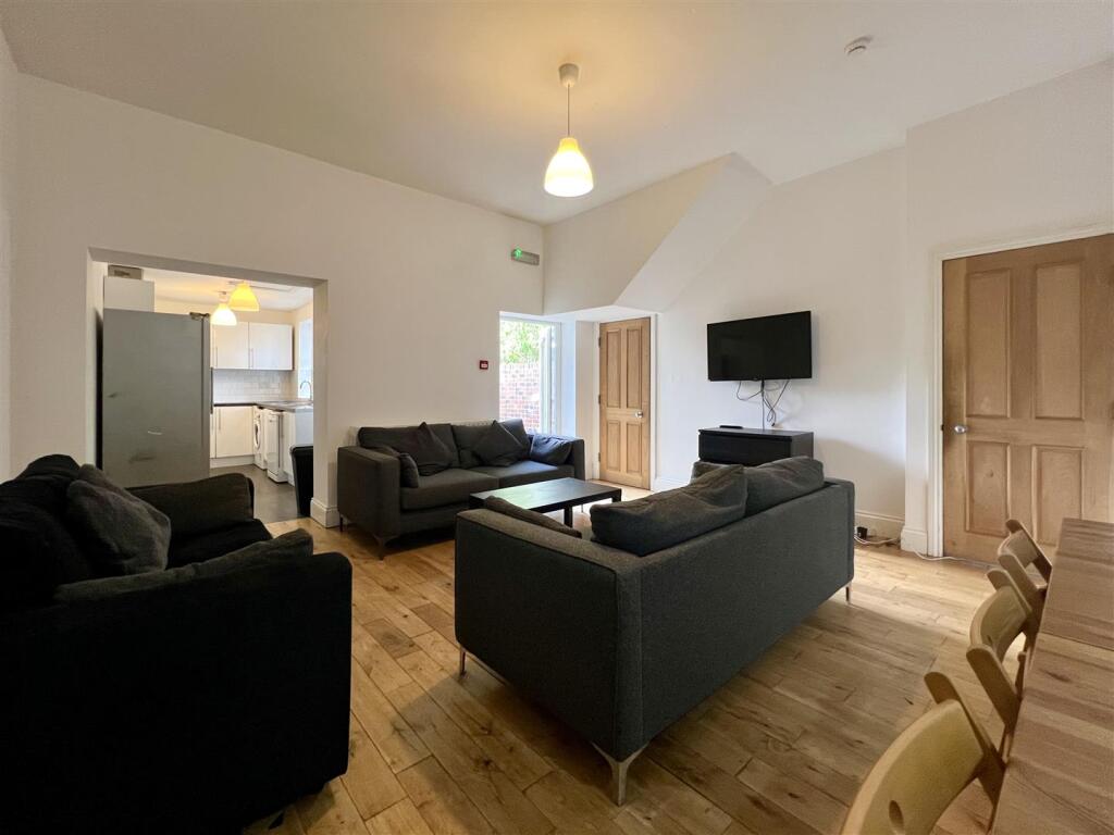 7 bed Mid Terraced House for rent in Newcastle upon Tyne. From Walton Robinson Property Consultants Ltd 7 bed Mid Terraced House for rent in Newcastle upon Tyne. From Walton Robinson Property Consultants Ltd