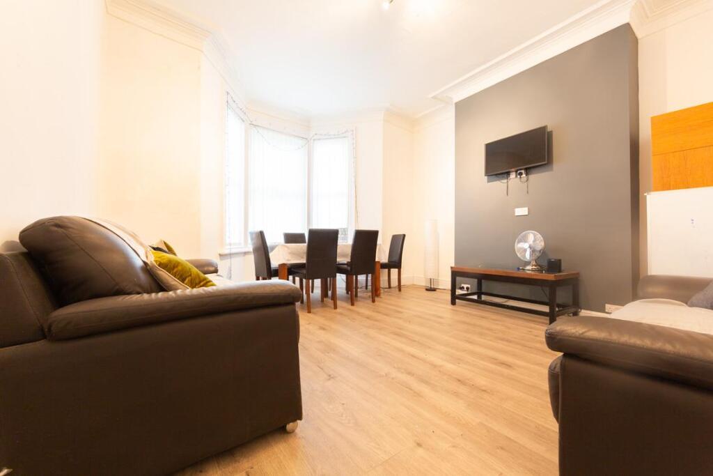 6 bed Mid Terraced House for rent in Newcastle upon Tyne. From Walton Robinson Property Consultants Ltd