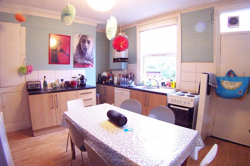 1 bed Mid Terraced House for rent in Leeds. From Castlehill - Headingley