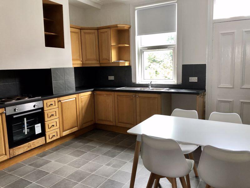 4 bed Mid Terraced House for rent in Leeds. From Castlehill - Headingley