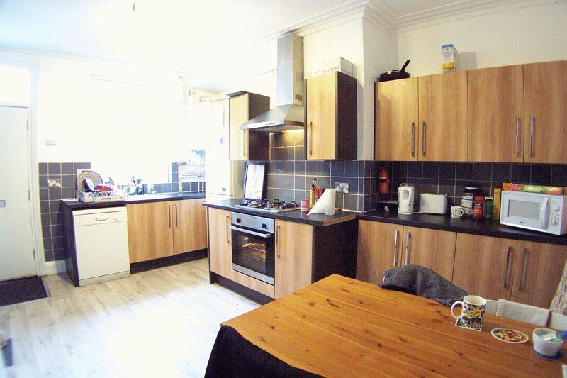 4 bed Mid Terraced House for rent in Leeds. From Castlehill - Headingley