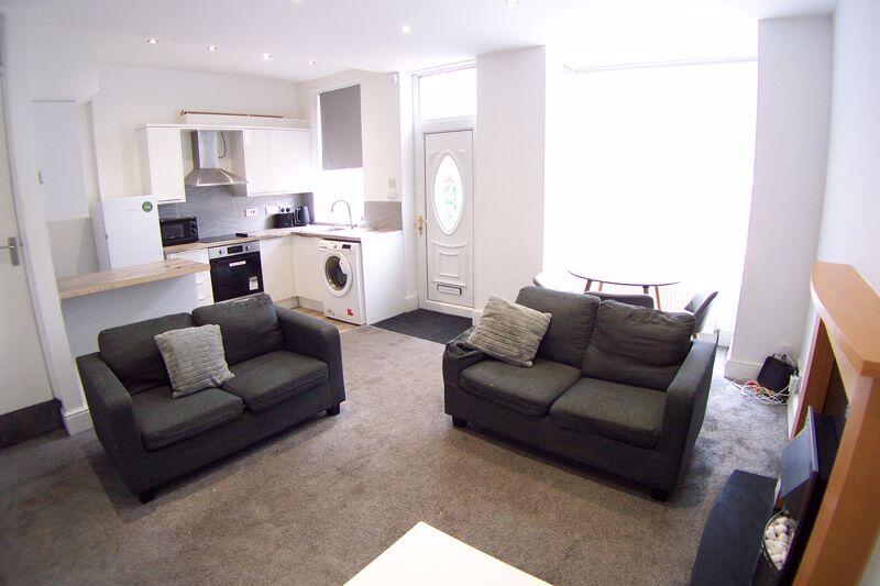 3 bed Mid Terraced House for rent in Leeds. From Castlehill - Headingley