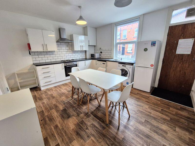 4 bed Mid Terraced House for rent in Leeds. From Castlehill - Headingley 4 bed Mid Terraced House for rent in Leeds. From Castlehill - Headingley