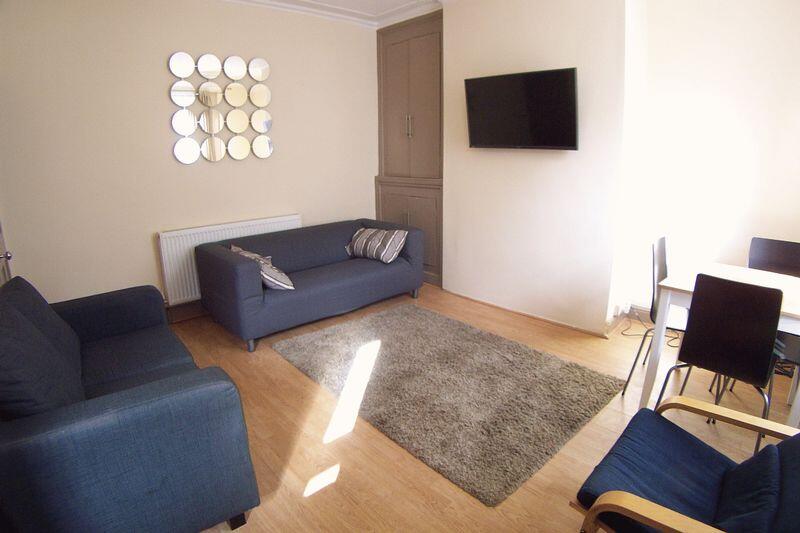 3 bed Mid Terraced House for rent in Leeds. From Castlehill - Headingley