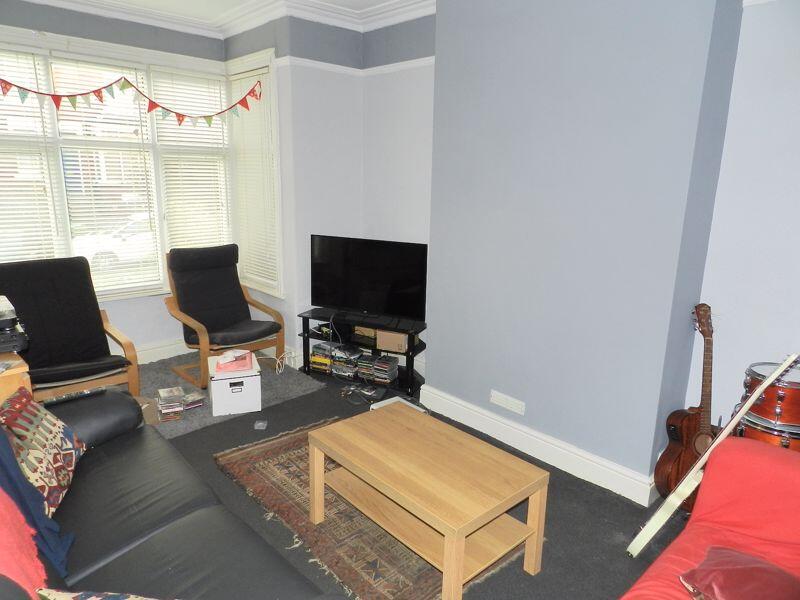 4 bed Mid Terraced House for rent in Leeds. From Castlehill - Headingley