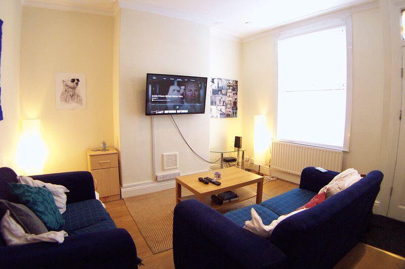 4 bed Mid Terraced House for rent in Leeds. From Castlehill - Headingley
