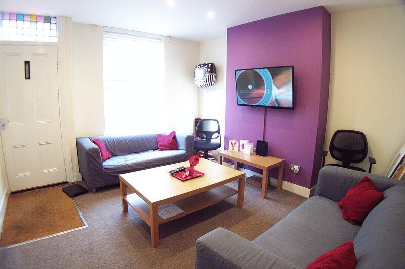4 bed Mid Terraced House for rent in Leeds. From Castlehill - Headingley