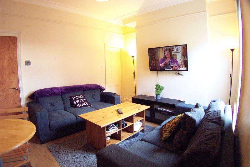 4 bed Mid Terraced House for rent in Leeds. From Castlehill - Headingley