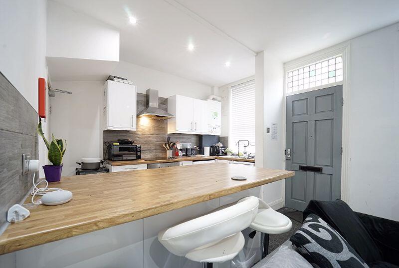 3 bed Mid Terraced House for rent in Leeds. From Castlehill - Headingley