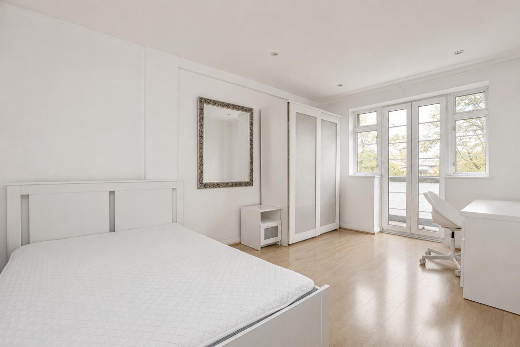 3 bed 1st Floor Flat for rent in London. From Tates