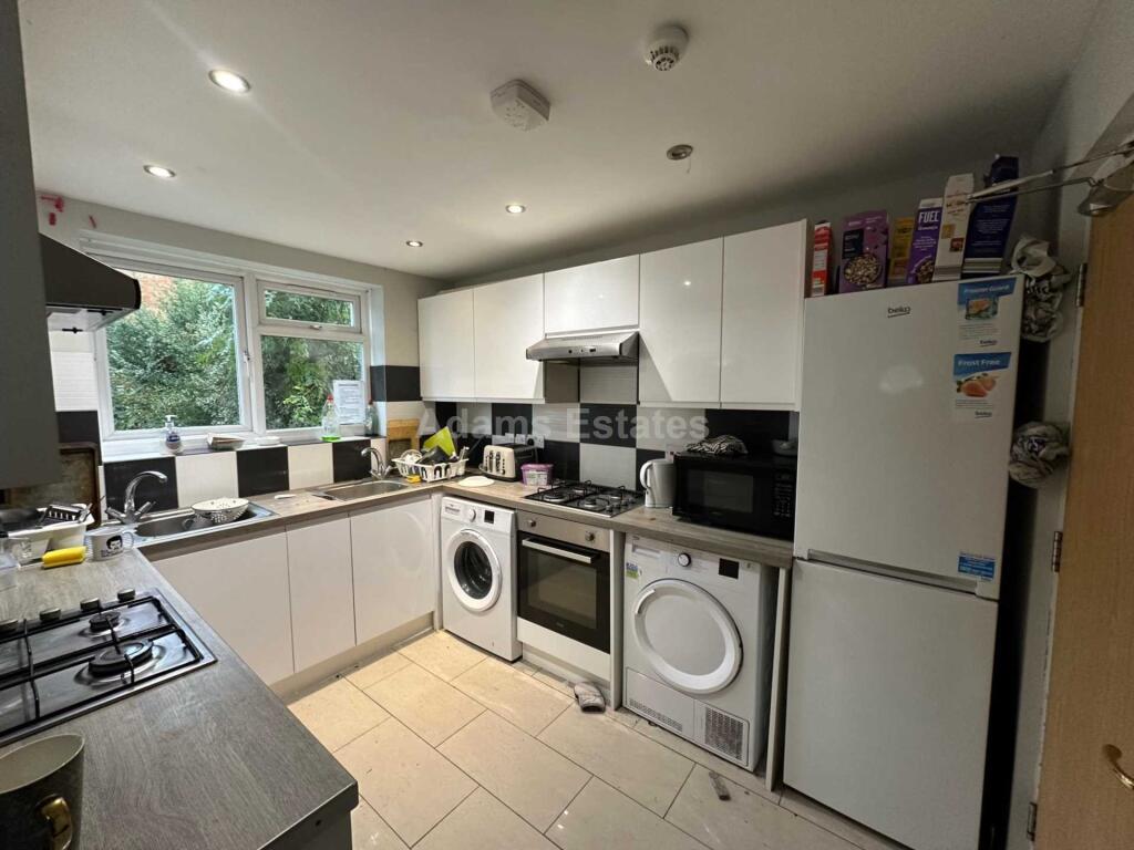 7 bed Mid Terraced House for rent in Reading. From Adams Estates - Reading