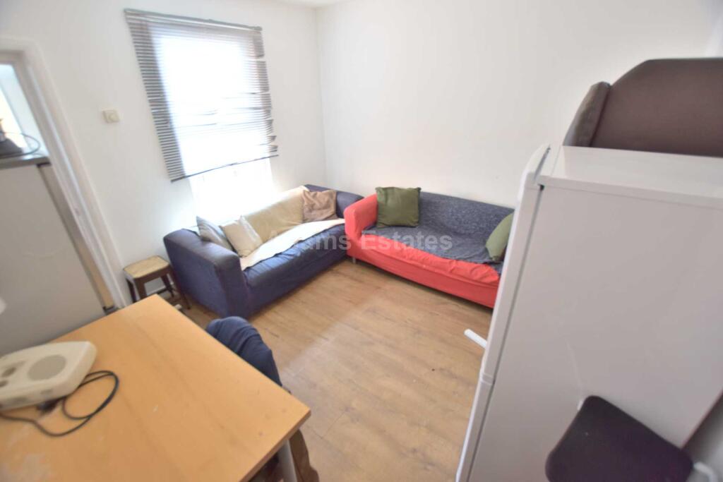 6 bed Mid Terraced House for rent in Reading. From Adams Estates - Reading