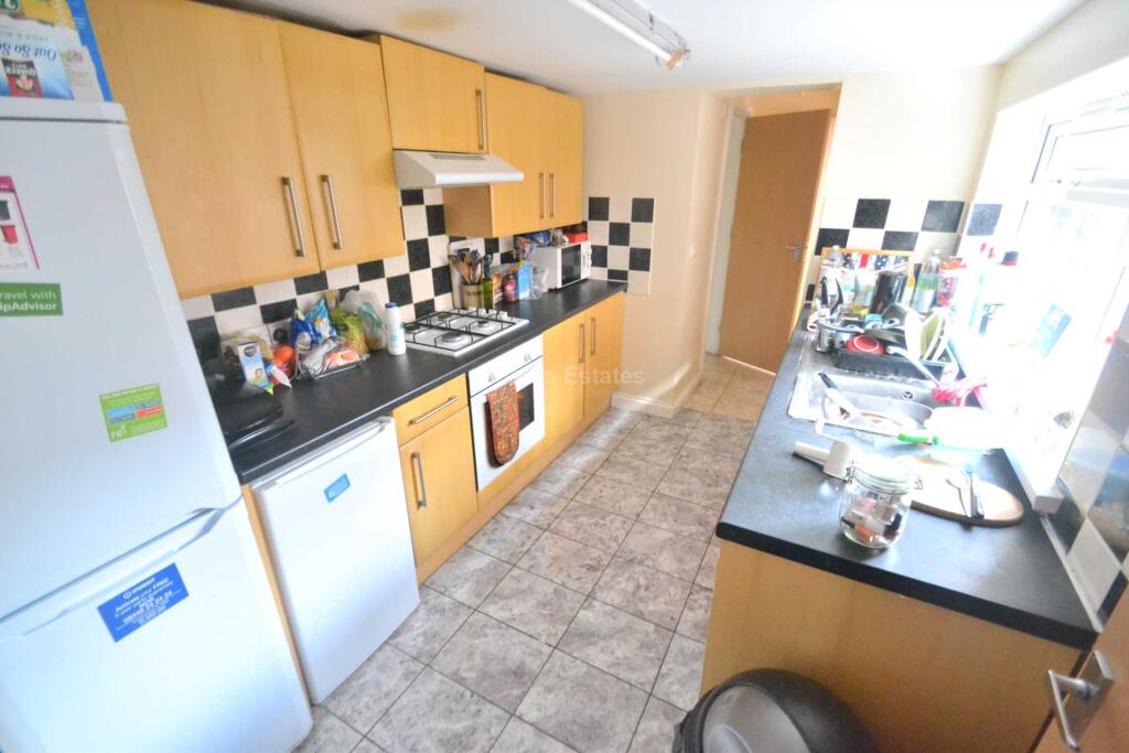 6 bed Mid Terraced House for rent in Reading. From Adams Estates - Reading 6 bed Mid Terraced House for rent in Reading. From Adams Estates - Reading