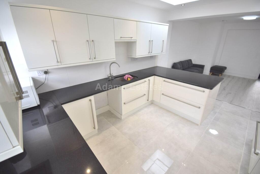5 bed Mid Terraced House for rent in Reading. From Adams Estates - Reading 5 bed Mid Terraced House for rent in Reading. From Adams Estates - Reading