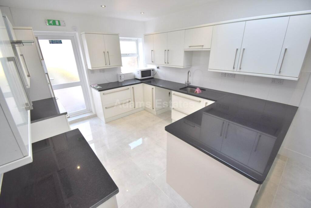 5 bed Mid Terraced House for rent in Reading. From Adams Estates - Reading