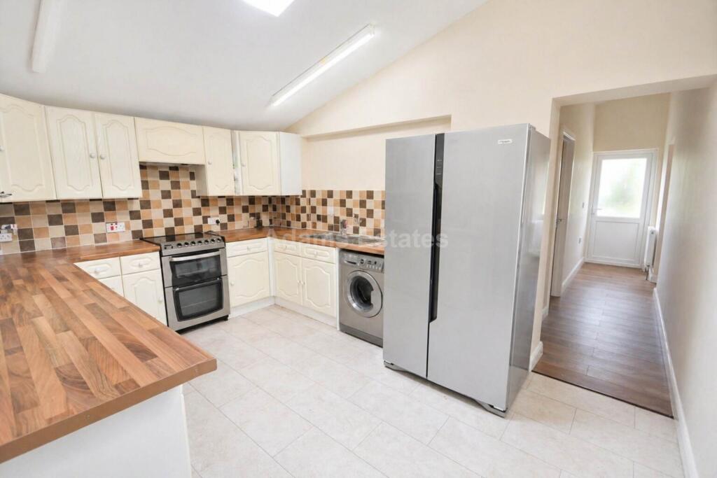 4 bed Semi Detached for rent in Reading. From Adams Estates - Reading