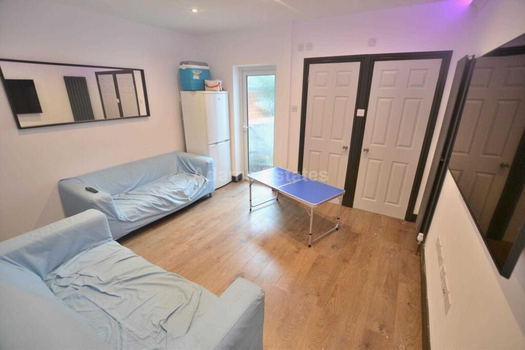 6 bed Mid Terraced House for rent in Reading. From Adams Estates - Reading
