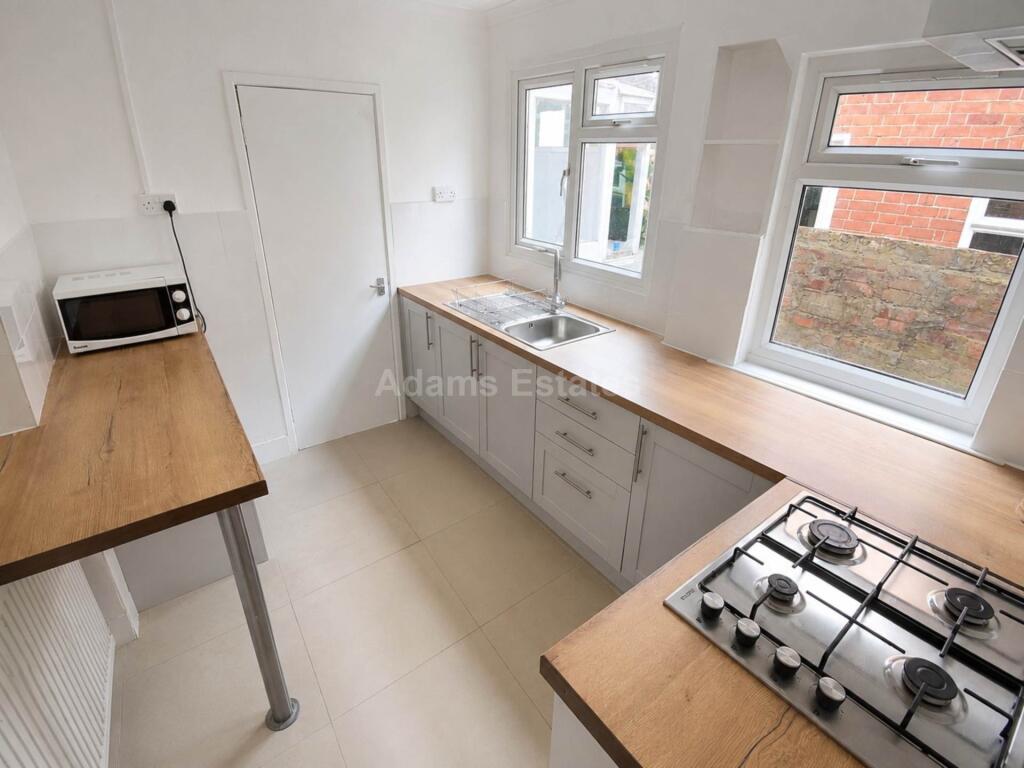 4 bed Mid Terraced House for rent in Reading. From Adams Estates - Reading