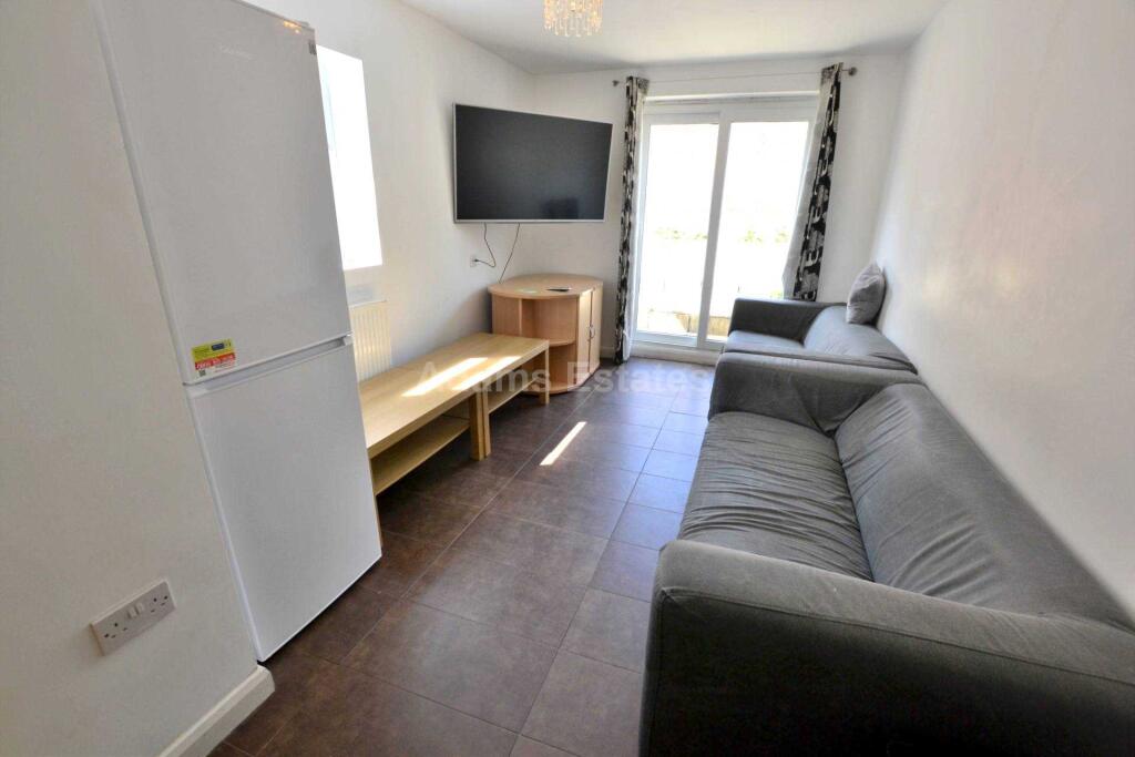 7 bed Mid Terraced House for rent in Reading. From Adams Estates - Reading