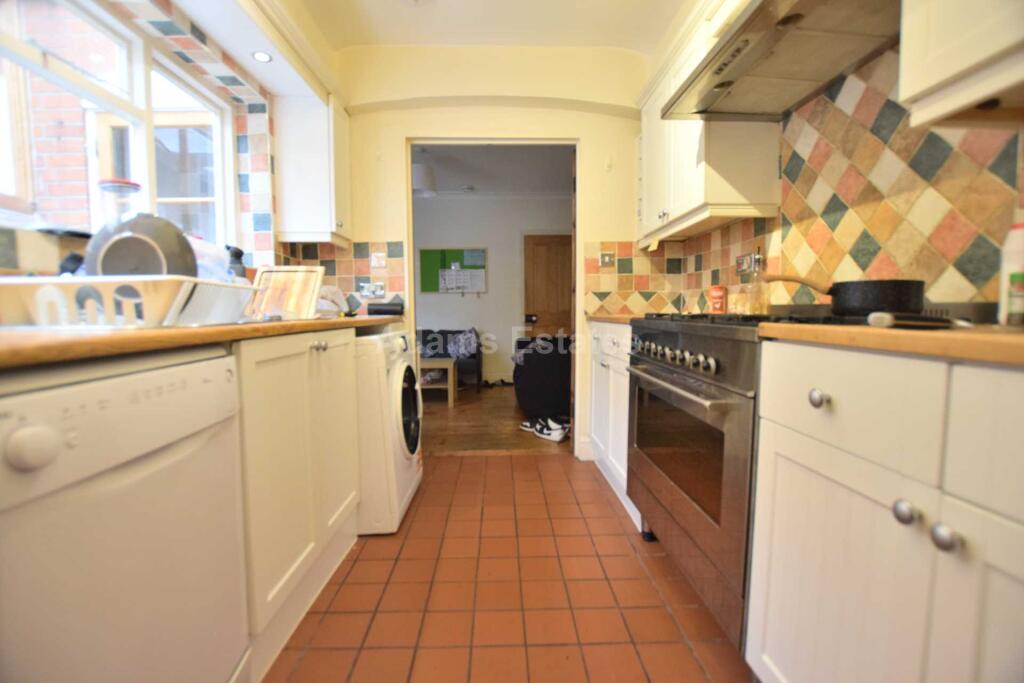 4 bed Mid Terraced House for rent in Reading. From Adams Estates - Reading