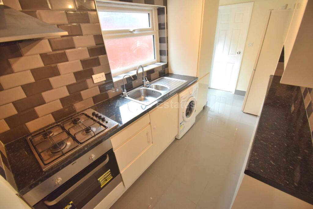 3 bed Mid Terraced House for rent in Reading. From Adams Estates - Reading