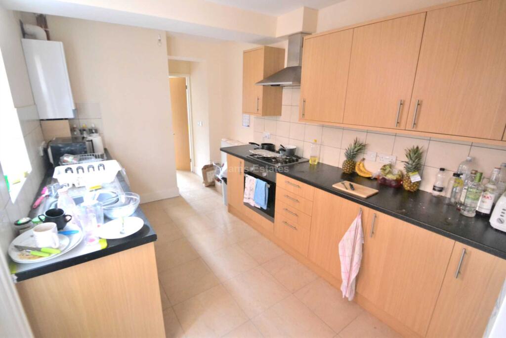 4 bed Mid Terraced House for rent in Reading. From Adams Estates - Reading