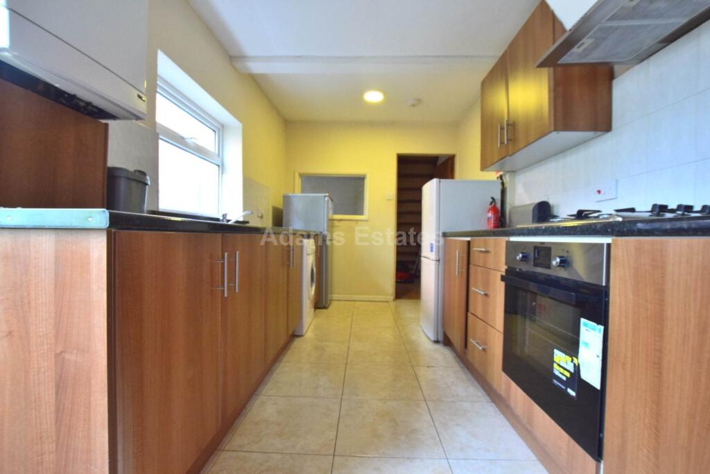 4 bed Mid Terraced House for rent in Reading. From Adams Estates - Reading