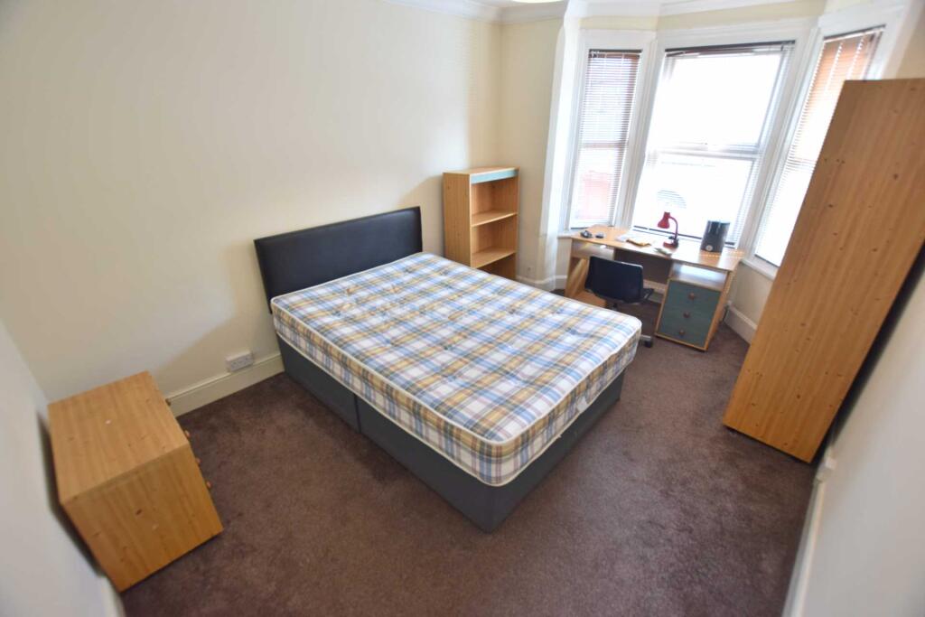 4 bed Mid Terraced House for rent in Reading. From Adams Estates - Reading