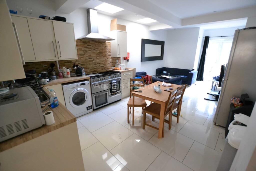 4 bed Mid Terraced House for rent in Reading. From Adams Estates - Reading