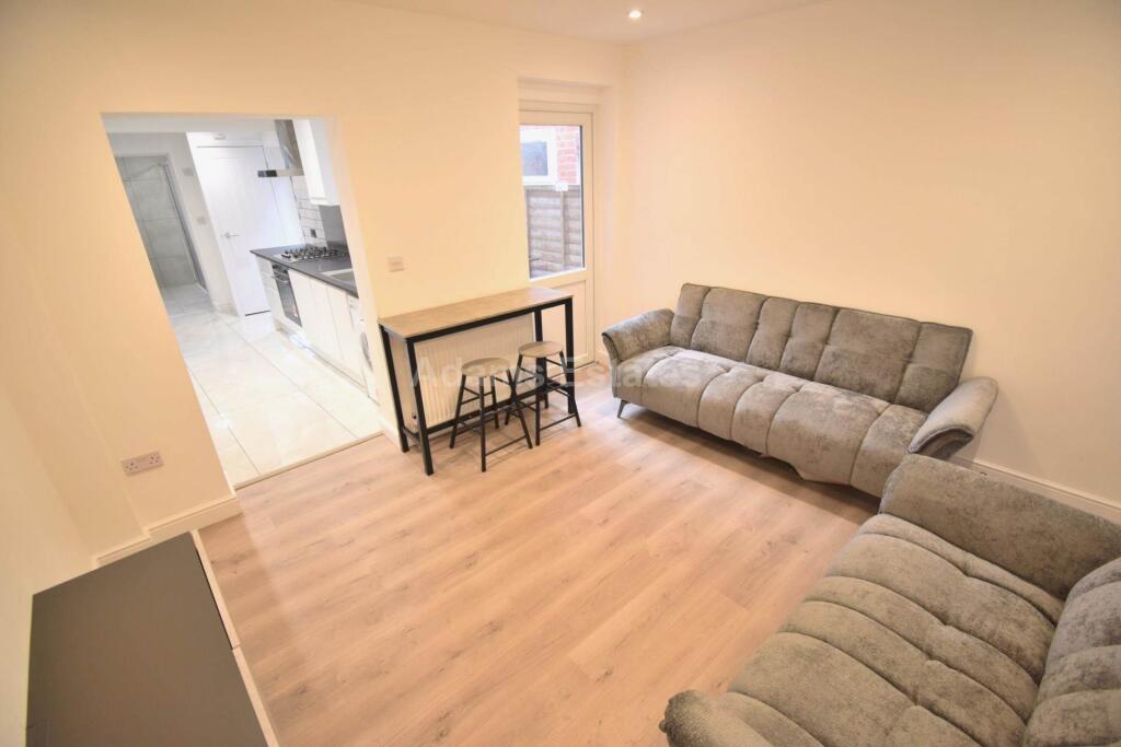 4 bed Mid Terraced House for rent in Reading. From Adams Estates - Reading