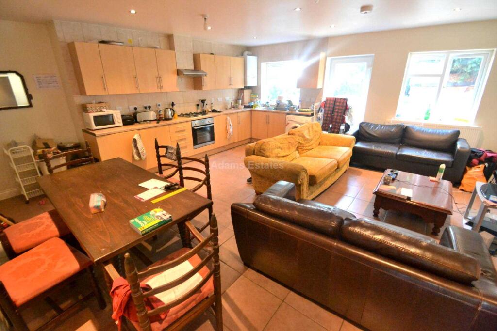 5 bed Semi Detached for rent in Reading. From Adams Estates - Reading