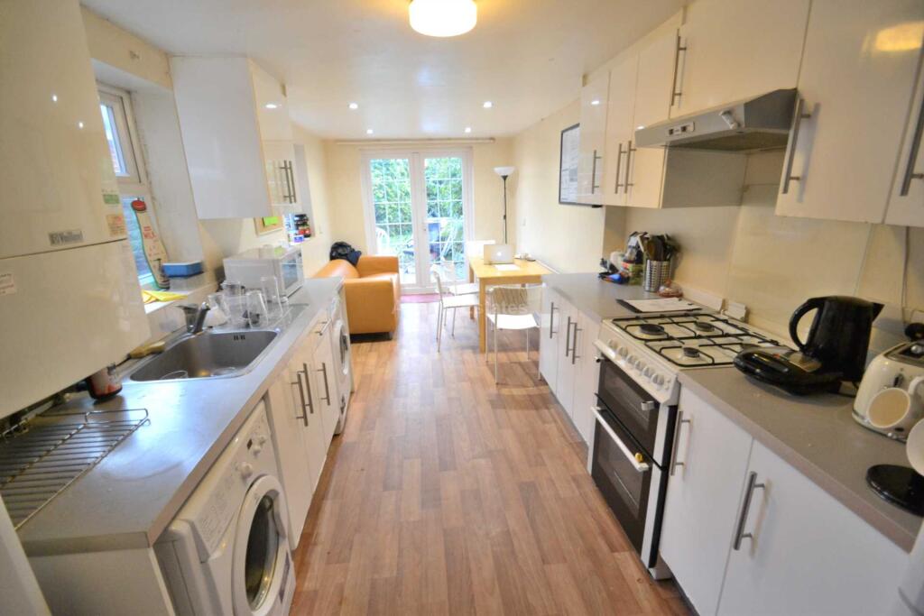 5 bed Mid Terraced House for rent in Reading. From Adams Estates - Reading